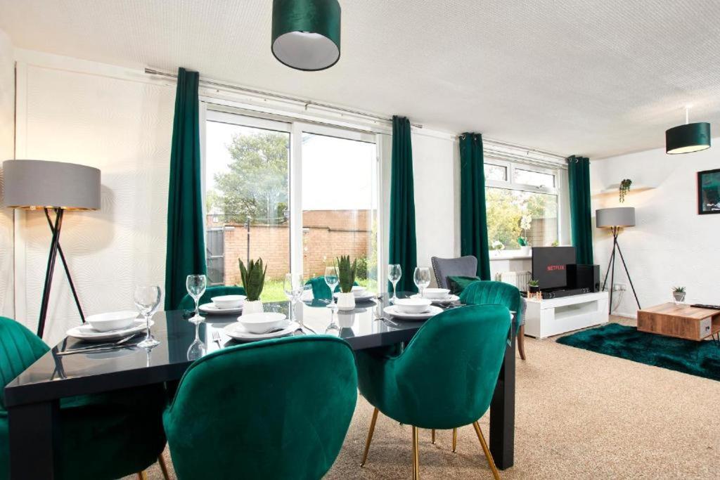 The Emerald House Of Manchester - Garden - Parking Exterior foto