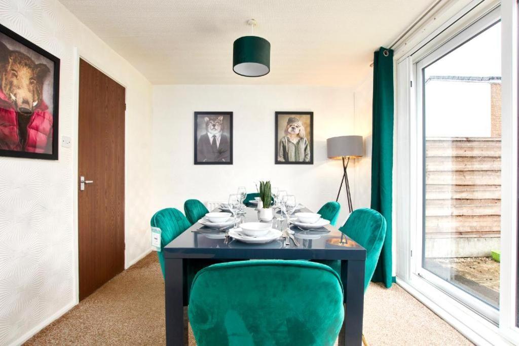 The Emerald House Of Manchester - Garden - Parking Exterior foto