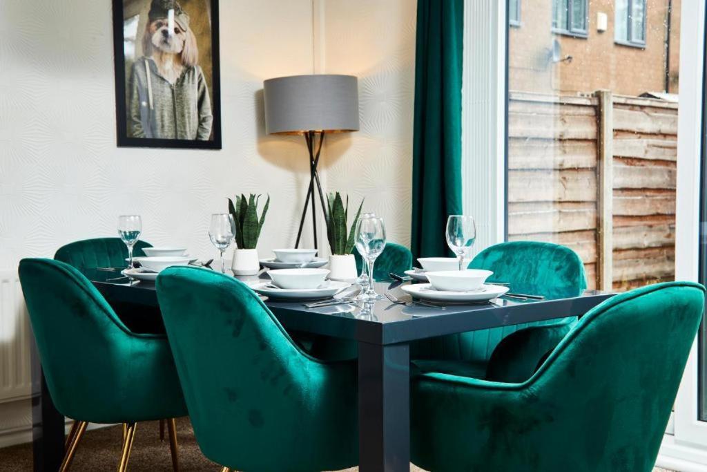 The Emerald House Of Manchester - Garden - Parking Exterior foto