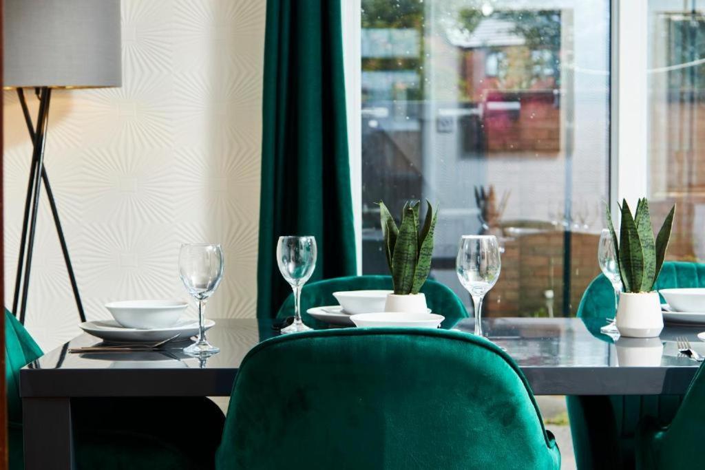 The Emerald House Of Manchester - Garden - Parking Exterior foto